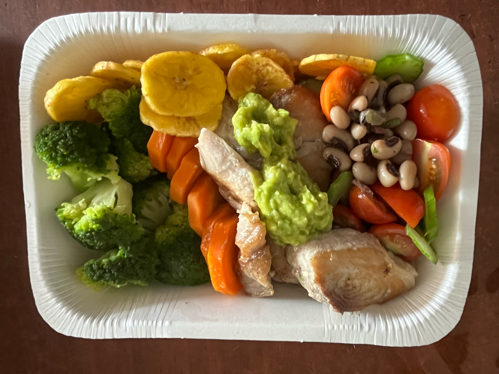 Pescado a la plancha, ensalada con frijol